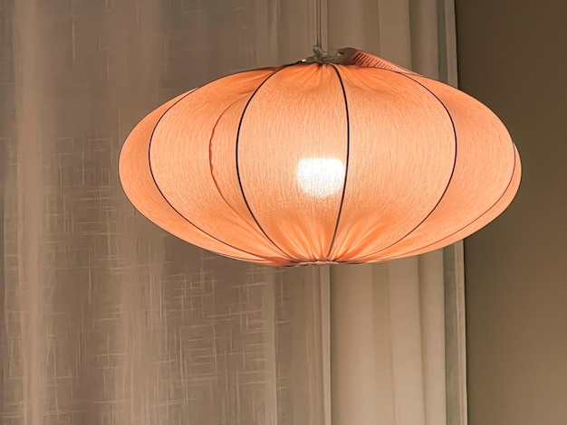 Дизайн интерьера и декор освещения элегантная современная лампа в качестве детали мебели для украшения дома