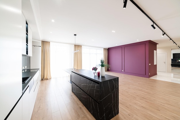 Foto interior design di una nuova cucina in una casa con grandi finestre e mobili