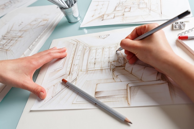 인테리어 디자이너는 거실의 연필 그림을 그립니다. 인테리어 디자인 프로젝트 개념