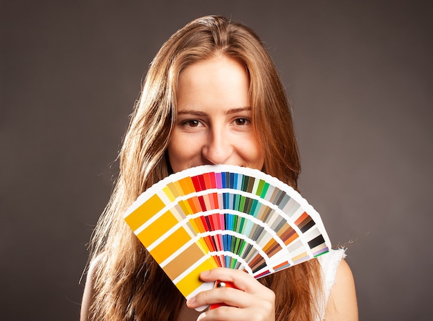 Foto donna di interior designer che tiene una tavolozza di guida dei colori