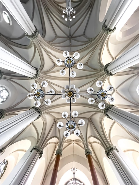 Foto dettagli interni all'interno delle lampade della chiesa e delle vetrate