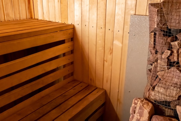 伝統的なフィンランド式サウナスチームルームのインテリアの詳細伝統的な古いロシアの浴場スパコンス