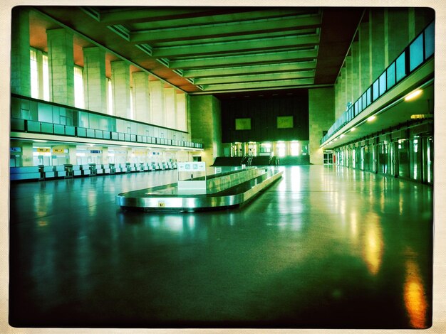 Foto interno del ritiro bagagli vuoti all'aeroporto di berlin-tempelhof