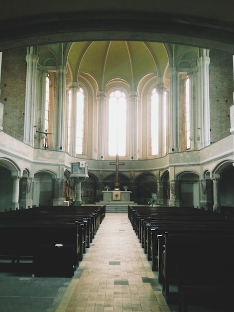 Foto l'interno di una chiesa vuota