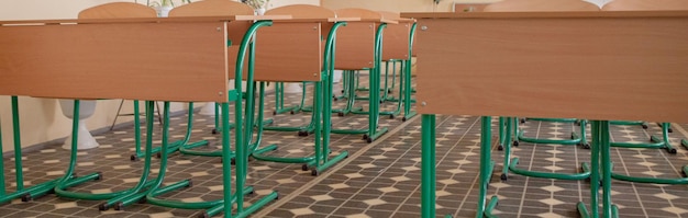 Foto interno di una classe vuota con sedie e scrivanie in fila