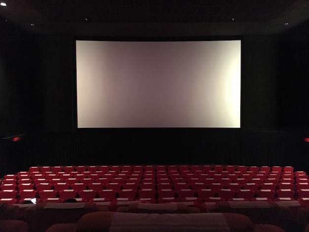 Foto l'interno di un cinema vuoto