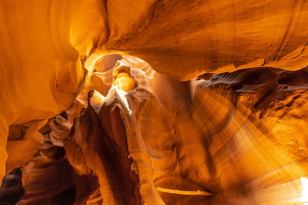 Interno del famoso upper antelope canyon nella riserva navajo, arizona, usa