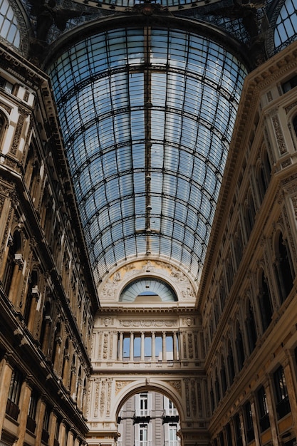 Интерьер Galleria Umberto I в Неаполе, Италия