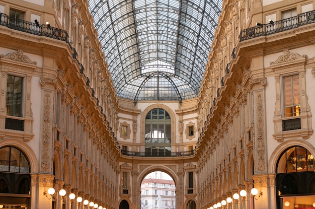 Foto l'interno della galleria vittorio emanuele ii, uno dei centri commerciali più antichi del mondo