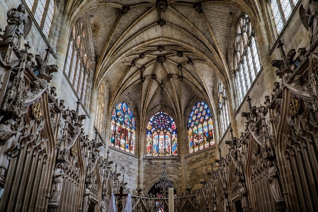 Interno della cattedrale gotica di condom nel sud della francia (gers)