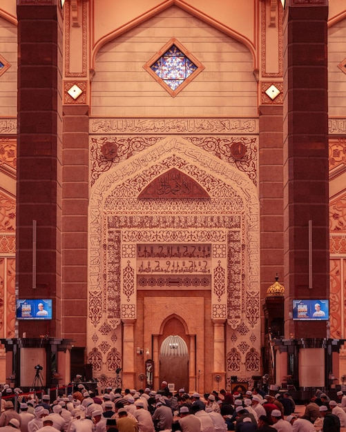崇拝者とイスラム建築のグランド・モスクの内部