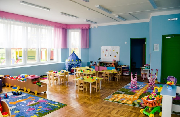 Foto l'interno di un gruppo in una scuola materna con molti giocattoli, giochi educativi e mobili luminosi