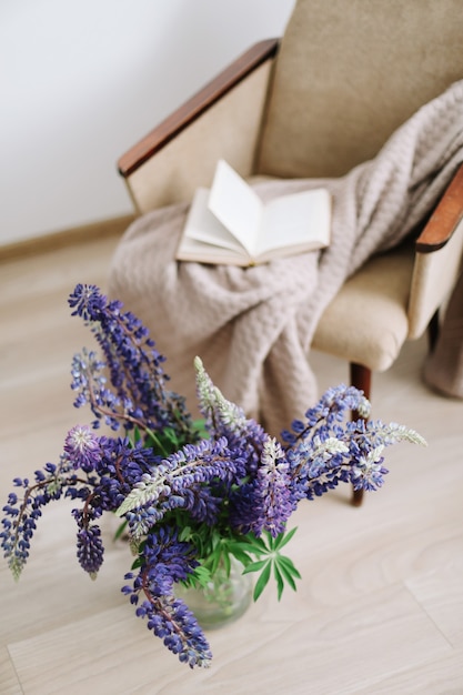 꽃병 여름 구성에 보라색 루핀 꽃다발과 꽃이 있는 실내 장식
