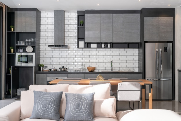 Дизайн интерьера дома в гостиной с открытой кухней в доме-лофте