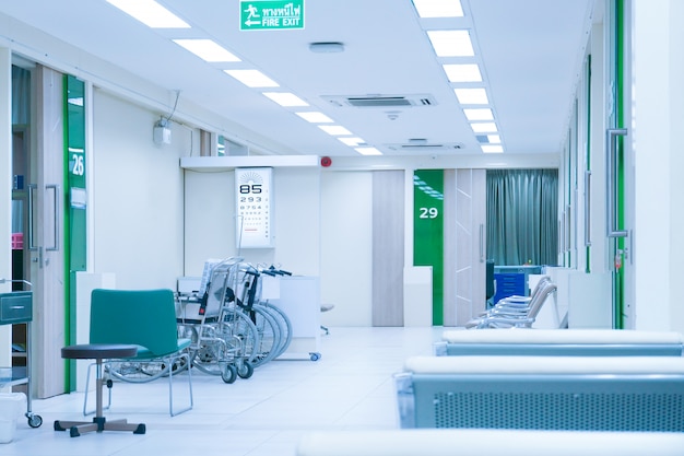 Внутренний кабинет больницы с медицинским кабинетом, таблицей проверки зрения и службой инвалидной коляски, офтальмологической клиникой. оборудование для визуального осмотра. устройства для лечения зрения