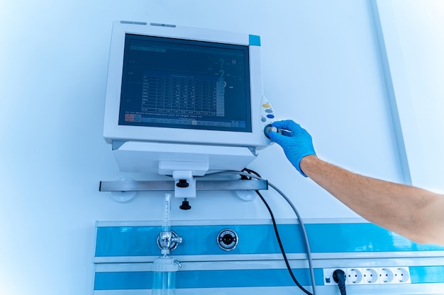 Concetto di design degli interni dell'ospedale. interno della camera di rianimazione in clinica moderna. schermo con i test. covid-19 e identificazione del coronavirus. pandemia. avvicinamento.