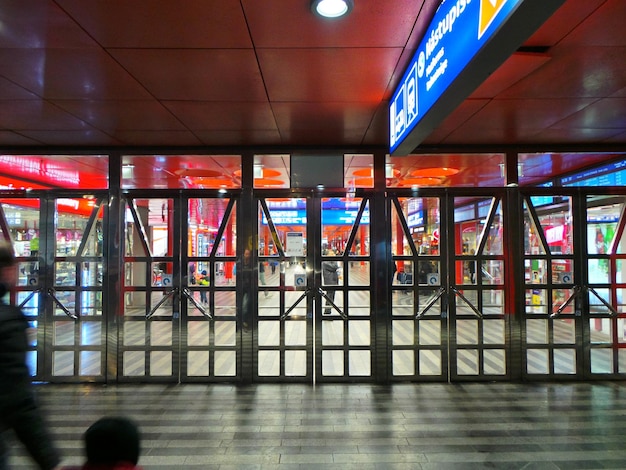 Photo interior of illuminated berlin hauptbahnhof