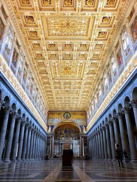 Foto interno di un edificio illuminato