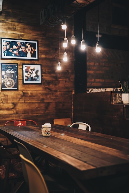 Foto interno di un ristorante vuoto illuminato