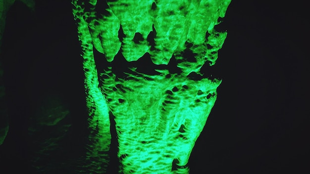 Foto l'interno di una grotta verde illuminata