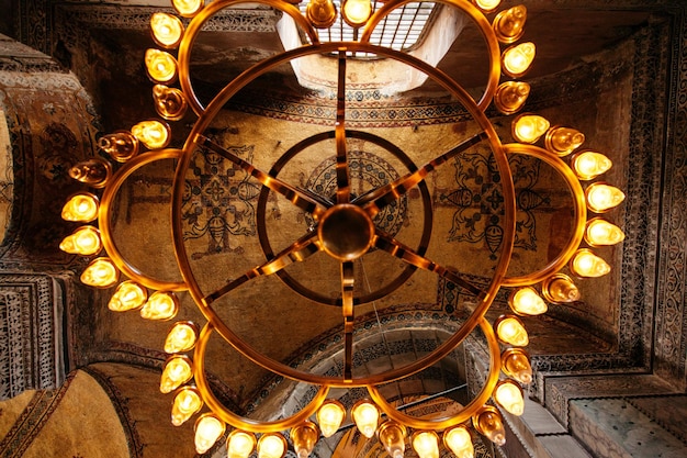 Foto l'interno dell'illuminata hagia sophia