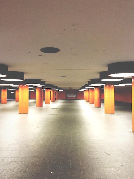 Foto interno di un parcheggio illuminato