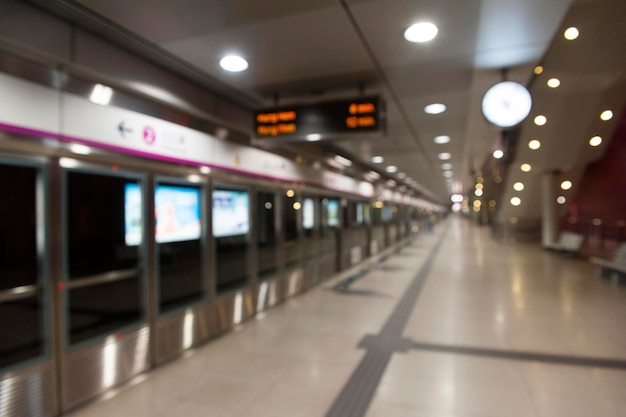 Foto interno di una stazione ferroviaria illuminata