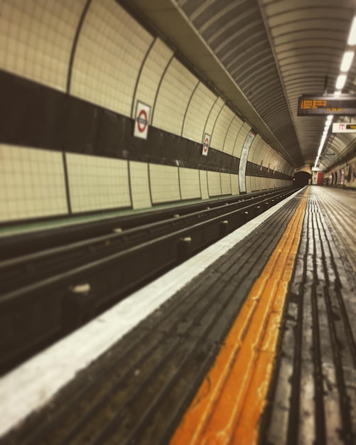 Foto interno di una stazione della metropolitana illuminata