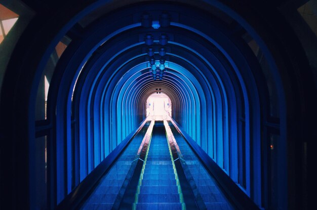 Photo interior of illuminated tunnel at night