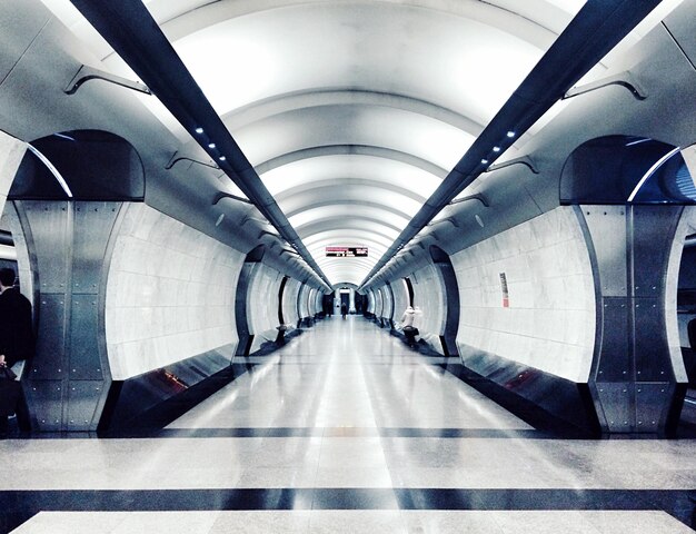 Foto interno di passeggiata sotterranea illuminata