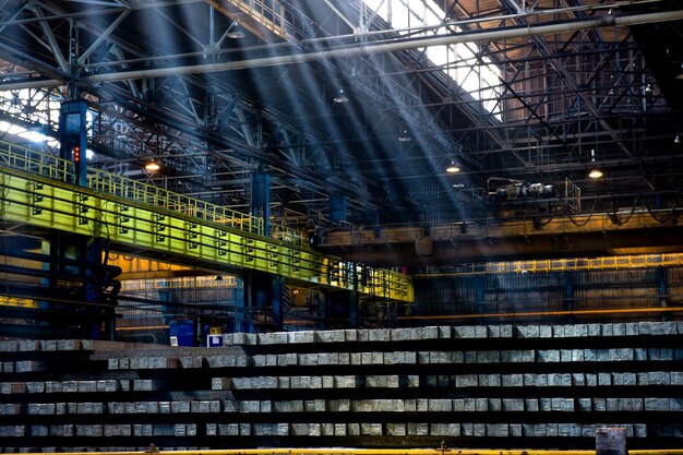 Foto interno dell'industria in una giornata di sole