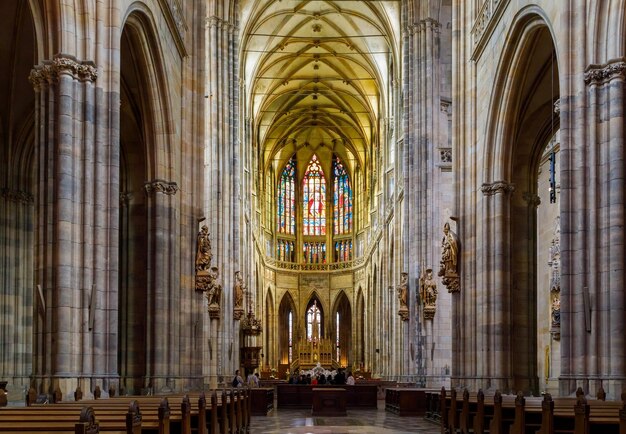 Интерьер католического собора в Праге Концепция веры и поклонения
