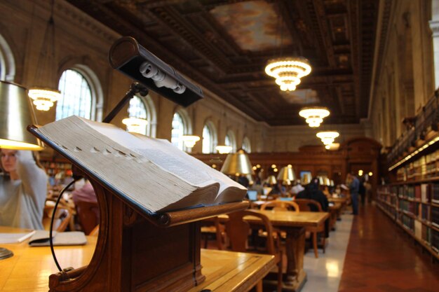 Foto interno della biblioteca