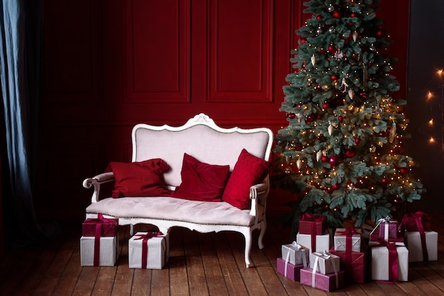 Интерьер гостиной в новогоднем стиле с большой елкой и рождественскими подарками