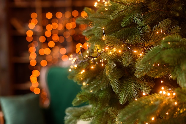 大きなモミの木とクリスマスプレゼントを備えたクリスマススタイルのリビングルームのインテリア