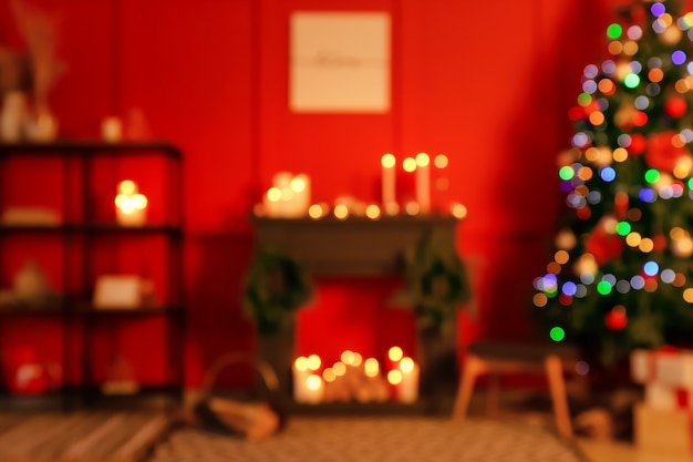 Foto interno del soggiorno decorato per natale, vista offuscata