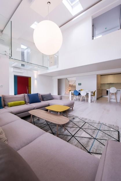 интерьер роскошной стильной современной двухуровневой квартиры открытого пространства с белыми стенами