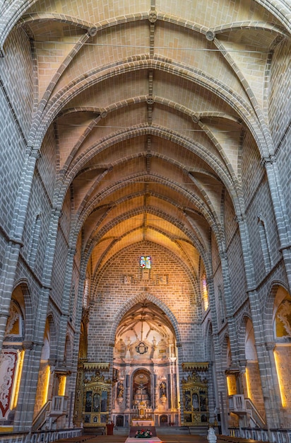 Интерьер средневековой церкви Сан-Франциско, более известной как часть францисканского монастыря