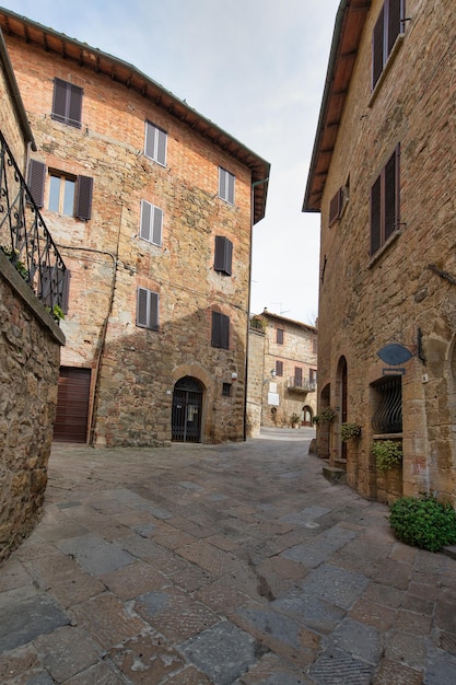 トスカーナのモンティッキエッロの中世の村の内部
