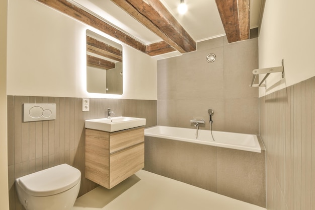 Интерьер современной ванной комнаты с ванной и зеркалом