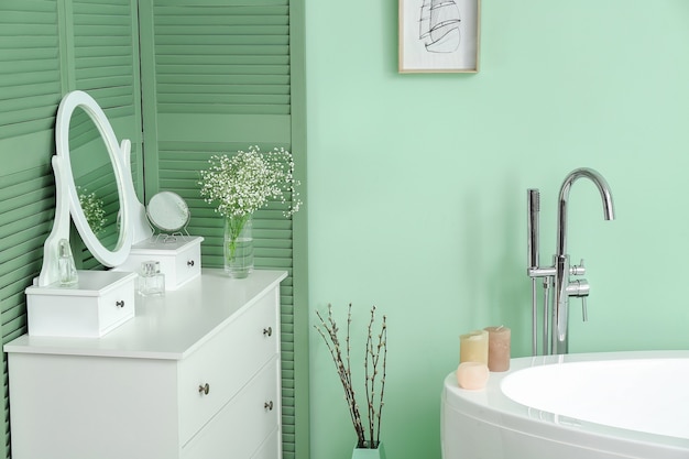 Interno del bagno moderno con decorazioni floreali