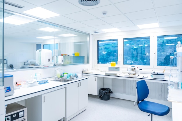 Foto interno di un moderno laboratorio di ricerca in un ospedale