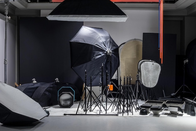 Foto interno di un moderno studio fotografico. tecniche e attrezzature