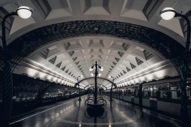 モスクワの地下鉄駅の内部