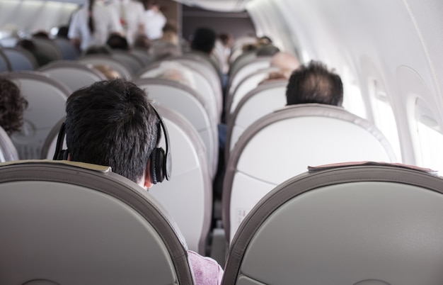 写真 座席に乗客がいる飛行機の内部