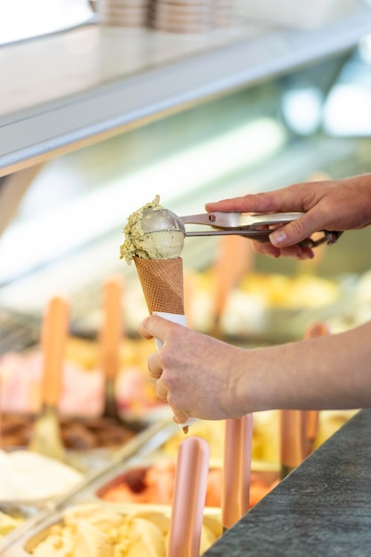 Фото Интерьер мороженого с продавщицей, готовящей мороженое с одним вкусом