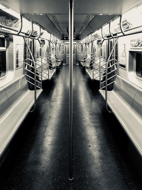 写真 空の列車の内部