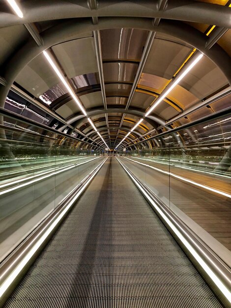 写真 照らされた空港の滑走路の内部