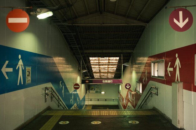 写真 照らされた地下鉄駅の内部