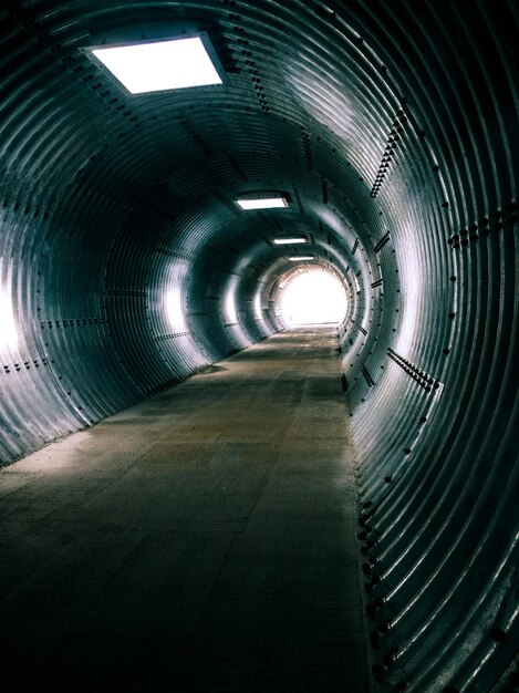 사진 조명된 터널의 내부